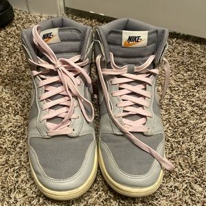 LIKE NEW NIKE DUNKS